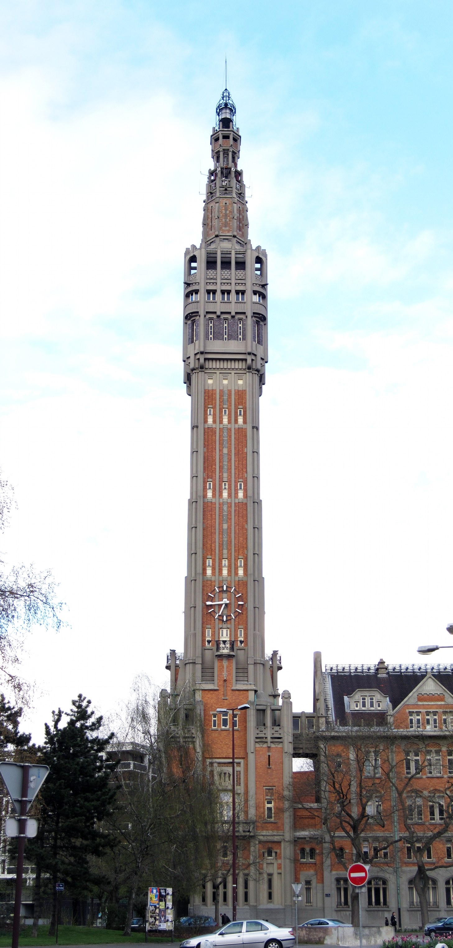 Beffroi en brique et béton de l’hôtel de ville de Lille, horloge et lanternon, vu en contre-plongée.