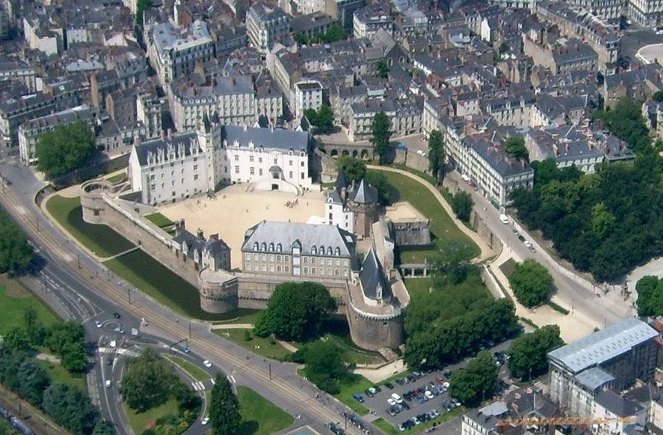 Vue aérienne du château des ducs de Bretagne à Nantes : courtine, tours et cour intérieure.