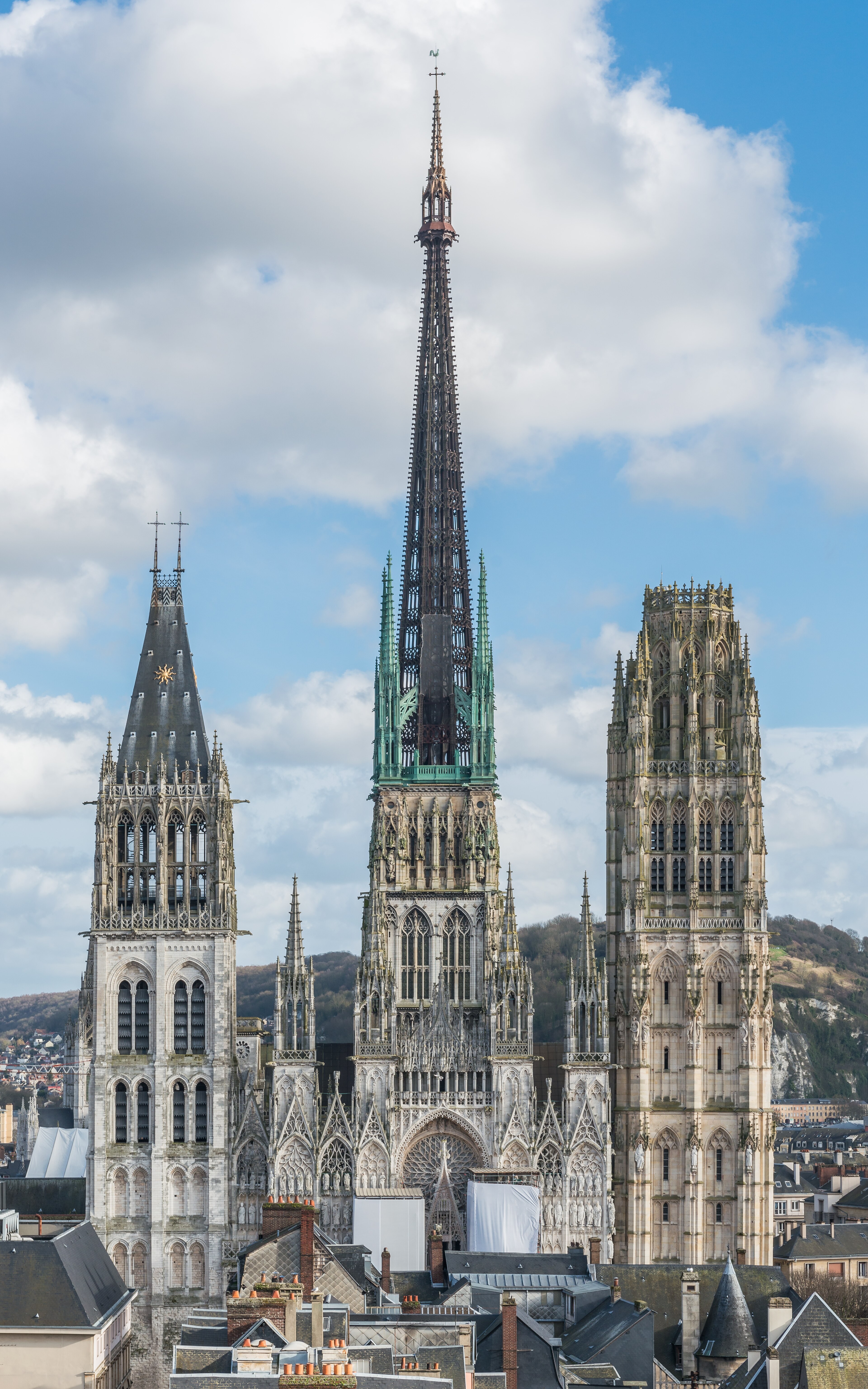 Cathédrale Notre-Dame de Rouen vue des toits : trois tours, flèche de fonte, bâche blanche au portail.