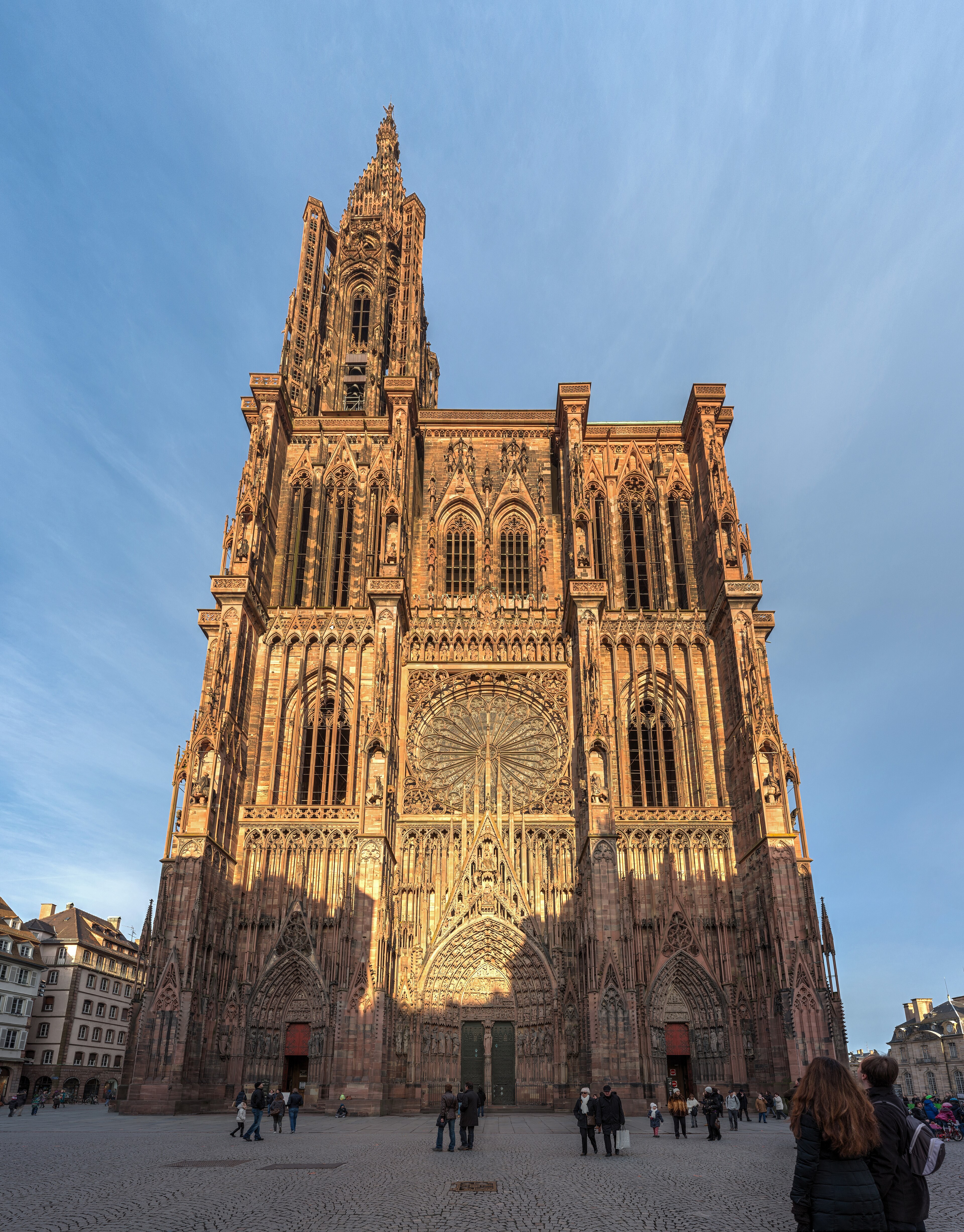 Façade ouest de la cathédrale Notre-Dame de Strasbourg, grès rose, une flèche, rosace et parvis.